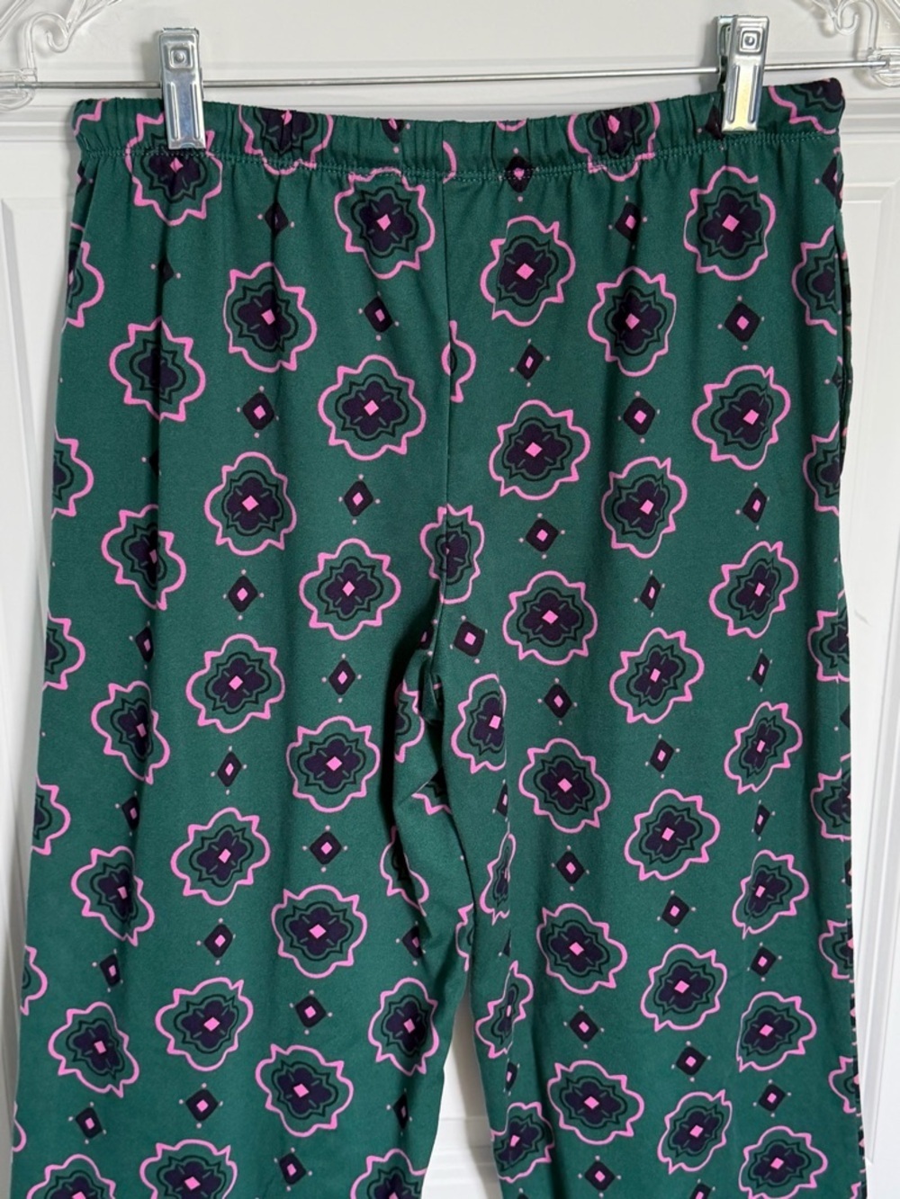 Room Service Green Pink Printed Pajama Set Women’s Small
- 54672 - Picture 13 of 16
